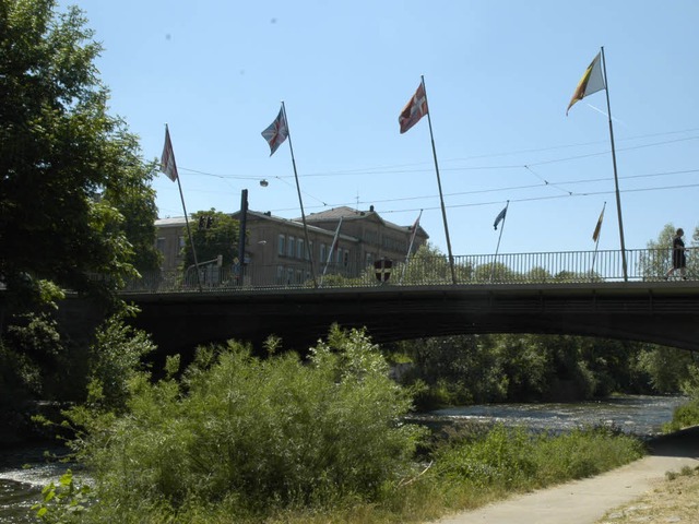 In der Nähe der Kaiserbrücke – h...r Zugriff der Polizei. In der Dreisam. | Foto: Brigitte Sasse In der Nähe der Kaiserbrücke – h...r Zugriff der Polizei. In der Dreisam. | Foto: Brigitte Sasse