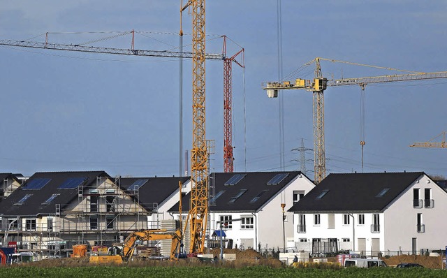 Baukrne stehen am 09.11.2012 in Kln ...ndstck neben neugebauten Wohnhusern.  | Foto: Oliver Berg/dpa