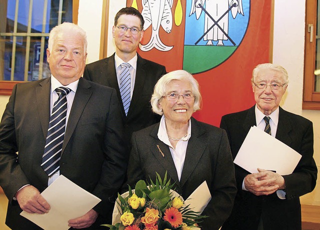 Brgermeister Jochen Paleit (hinten)  ...ka Friedmann   und  Bernhard Leicher.   | Foto: Sandra Decoux-Kone