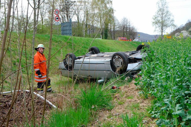 Ein Feuerwehrmann steht bei der Bergun...en dem Unfallauto am Rande der B 316. | Foto: Peter Gerigk Ein Feuerwehrmann steht bei der Bergun...en dem Unfallauto am Rande der B 316. | Foto: Peter Gerigk