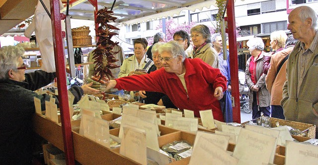 Nicht nur geschaut, sondern auch rege ...beim Krmermarkt auf der Hauptstrae.   | Foto: Frey