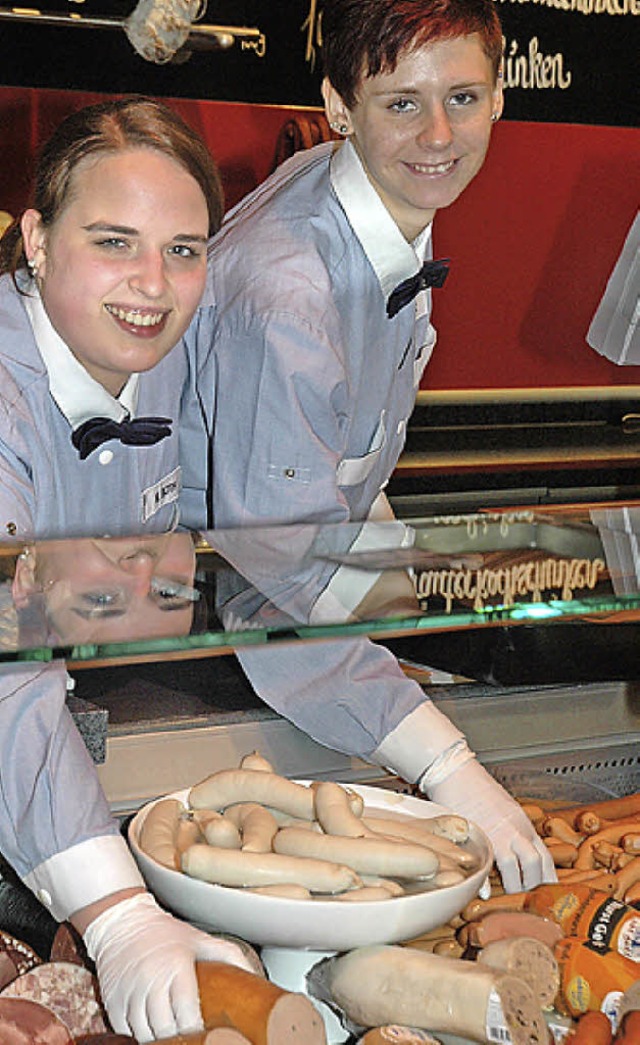 Mariana Both (links) und Nicole Wlk m...ildung zur Fleischereifachverkuferin.  | Foto: Regine Ounas-Krusel