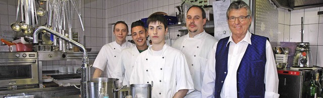 Sascha Kolz (zweiter von links), macht...ele (rechts) eine Ausbildung zum Koch.  | Foto: Ounas-Krusel