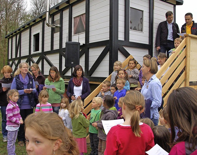 Mit Begeisterung haben die Kindergarte...herinnen den Waldbauwagen bernommen.   | Foto: Pia Grttinger