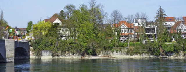 Der Adelberg vom Schweizer Ufer aus ge... Rheinbrckstrae bleibt Zielsetzung.   | Foto: Ingrid Bhm-Jacob