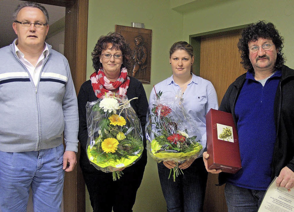 Ortsvorsteher Dieter Vollmer bedankte ...enn (von links) für ihre Blutspenden.   | Foto: fabry