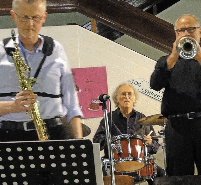 Der Bandleader der Old Boys, Gerhard G...ch, ging fter selbst ans Schlagzeug.   | Foto: Esther Krais-Gutmann