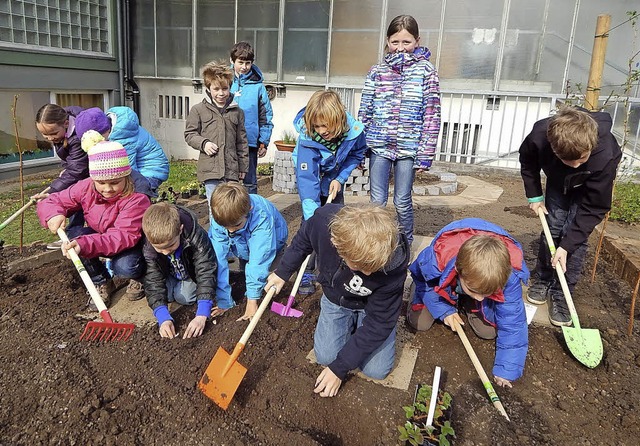 Harken, schaufeln, rechen: Den Kindern...rnzeitbetreuung Herten macht das Spa.  | Foto: Claudia Gempp