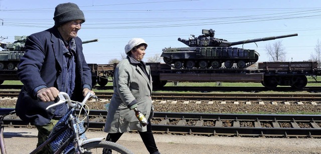 Ein Zug bringt Panzer von der von Russ...Halbinsel Krim in die Ukraine zurck.   | Foto: AFP