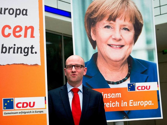 CDU-Generalsekretr Peter Tauber mit Wahlplakaten   | Foto: dpa
