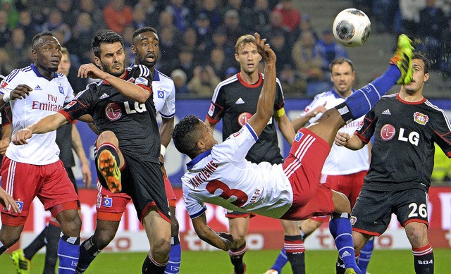 Der Hamburgs Michael Mancienne versucht sich an einem  Fallrckzieher.   | Foto: dpa