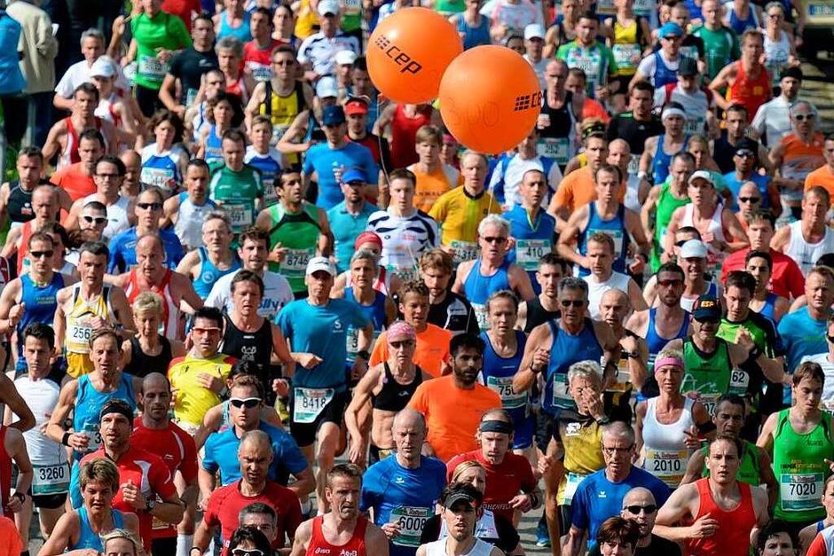 Mal im Pulk, mal aufgereiht wie an einer Perlenkette, mal in Einzelkämpfer-Manier: Tausende von Marathon- und Halbmarathon-Teilnehmern machen Freiburg zur Laufstadt. (Foto: Patrick Seeger)