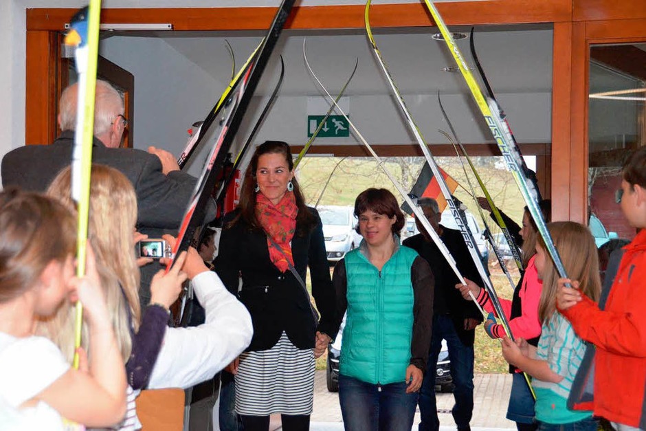 Großer Empfang: Die Kinder im SC Ibach stehen Spalier, als Steffi und Barbara Böhler in die Halle kommen. (Foto: Sebastian Barthmes) Großer Empfang: Die Kinder im SC Ibach stehen Spalier, als Steffi und Barbara Böhler in die Halle kommen. (Foto: Sebastian Barthmes)