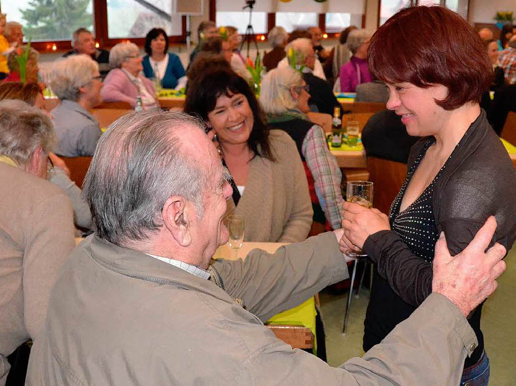 Barbara Bhler begrt Gste in der Ibacher Gemeindehalle