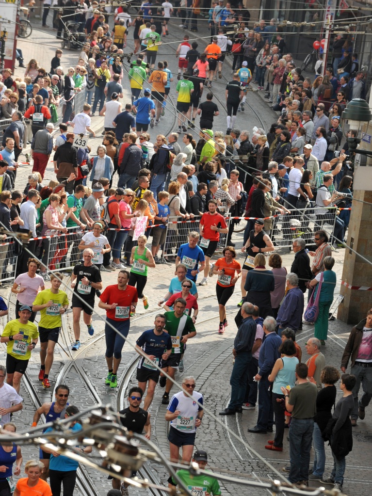 So ein Marathon hat viele Gesichter: Lufer, Zuschauer, Helfer, Organisatoren, Musiker...