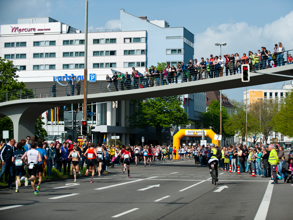 Einige Lufer treibt sportlicher Ehrgeiz, andere wollen vor allem dabei sein. Der 11. Freiburger Marathon ist ein Lauffest fr Profisportler, Freizeitlufer, Freunde, Familie und Schaulustige.