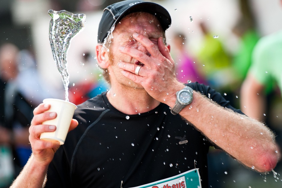 So ein Marathon hat viele Gesichter: Läufer, Zuschauer, Helfer, Organisatoren, Musiker... (Foto: Miroslav Dakov)