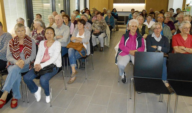 Viele Interessenten kamen zur Informat... die Pflege im neuen Generationenhaus.  | Foto: Simon Tenz