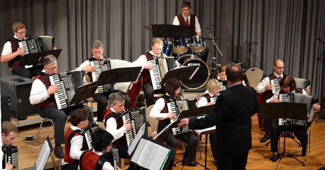 Der HHC Rtenbach mit Dirigent Johannes Baumann beim Jahreskonzert.   | Foto: Liane Schilling