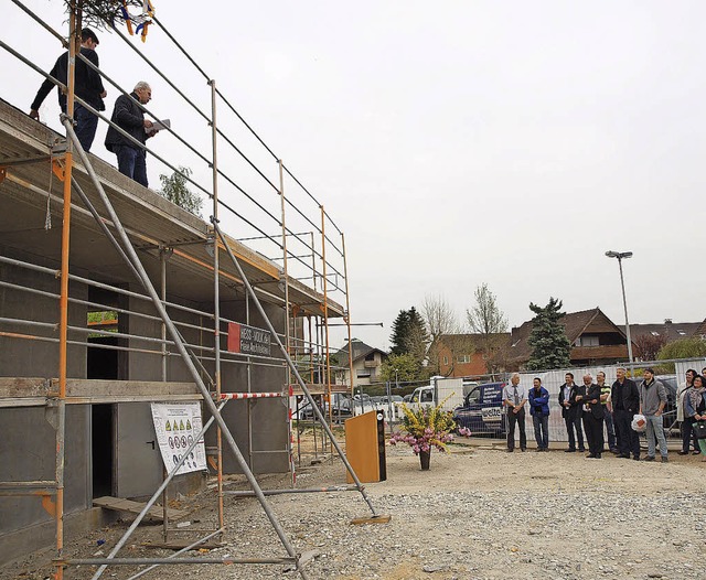 Architekt  Walter Hess beim Richtspruch auf dem Dach.  | Foto: haberer