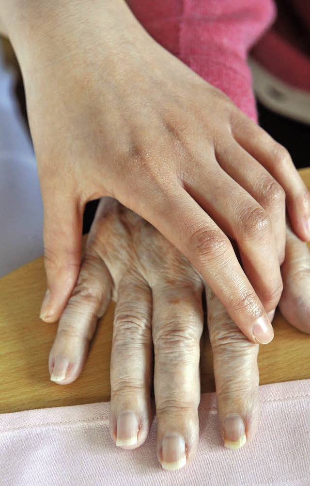 Eine helfende Hand fr Senioren: Die N...istete mehr als 5000 Einsatzstunden.    | Foto: DPA