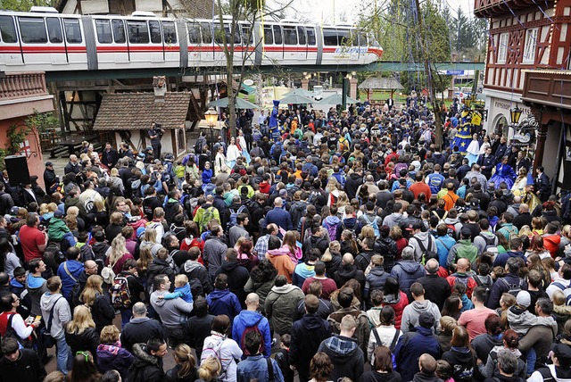 Tausende schoben sich am Samstag durch...opa-Park startete in die Sommersaison.  | Foto: Europa-Park