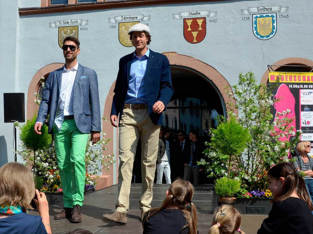 Ein Catwalk im Sommer<?TrFug?>
sonnenschein und farbenfrohe Modetrends im blhenden Staufen