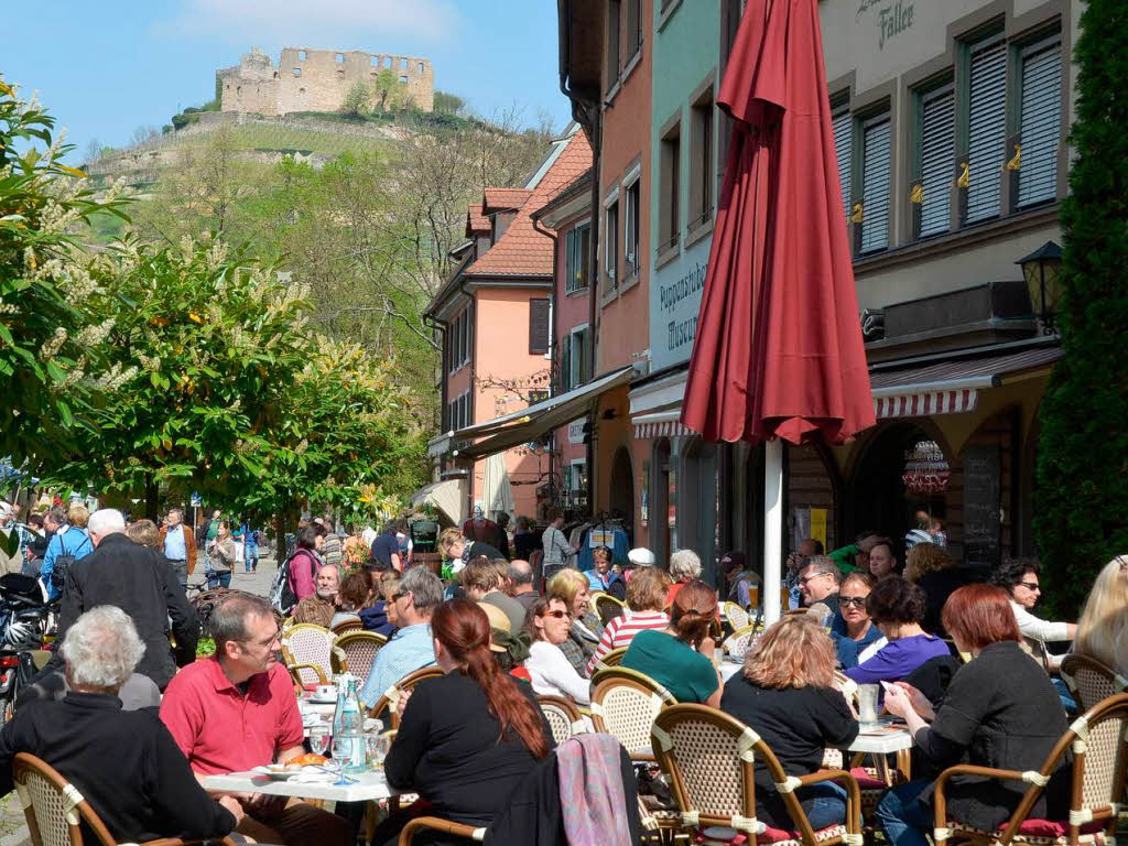 Ein Catwalk im Sommer<?TrFug?>
sonnenschein und farbenfrohe Modetrends im blhenden Staufen