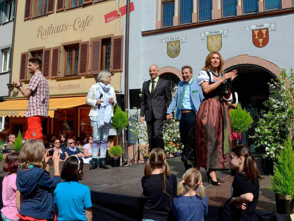 Ein Catwalk im Sommer<?TrFug?>
sonnenschein und farbenfrohe Modetrends im blhenden Staufen