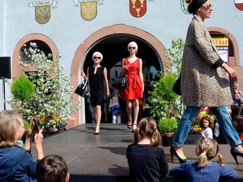 Ein Catwalk im Sommer<?TrFug?>
sonnenschein und farbenfrohe Modetrends im blhenden Staufen