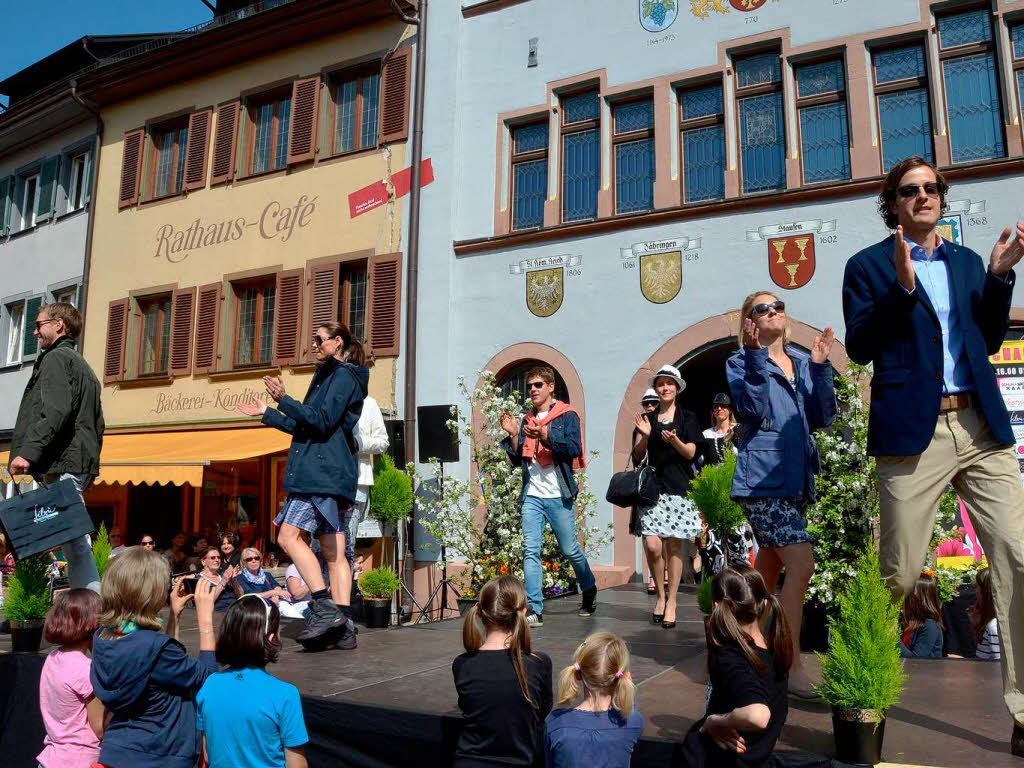 Ein Catwalk im Sommer<?TrFug?>
sonnenschein und farbenfrohe Modetrends im blhenden Staufen