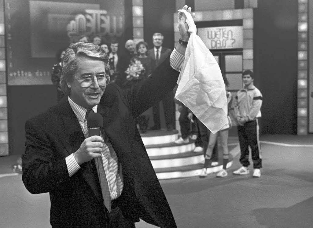 Moderator Frank Elstner in seiner letzten "Wetten, dass..?"-Sendung am 05.04.1987 in Berlin. Zum Abschied winkt er mit einem Riesentaschentuch.