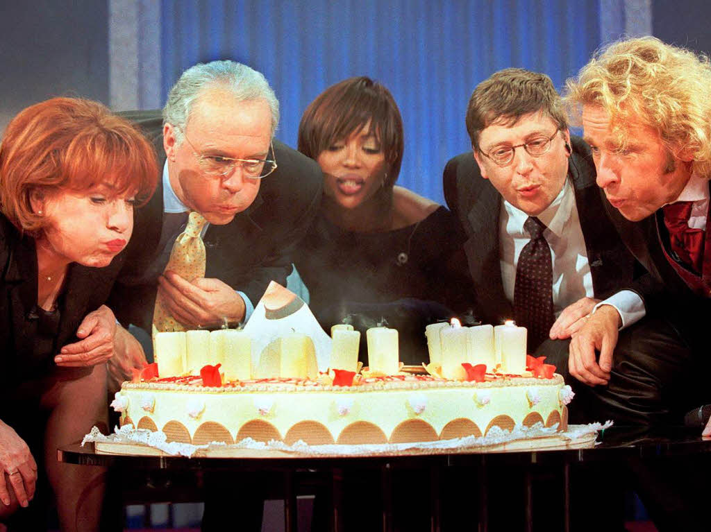 2000 bei der Show in Leipzig mit (von links) Hannolore Hoger, Fuball-Idol Franz Beckenbauer, Topmodel Naomi Campbell, Microsoft-Grnder Bill Gates und Moderator Thomas Gottschalk