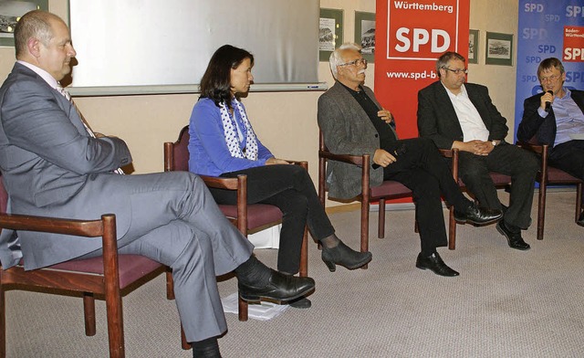 Eine angeregte Diskussion zum Thema de...n Hochschule in Freiburg (von links).   | Foto: Hrvoje Miloslavic