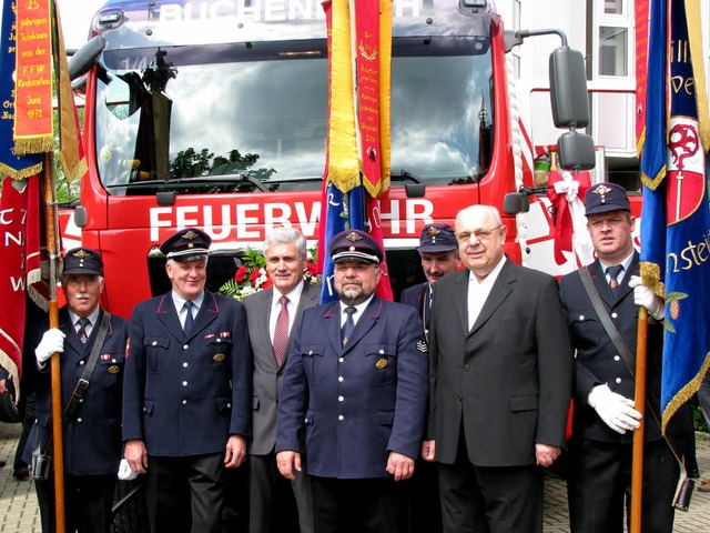 Lothar Schweizer (4.v.l.) will in Buch... lnger Kommandant der Feuerwehr sein.  | Foto: Monika Rombach
