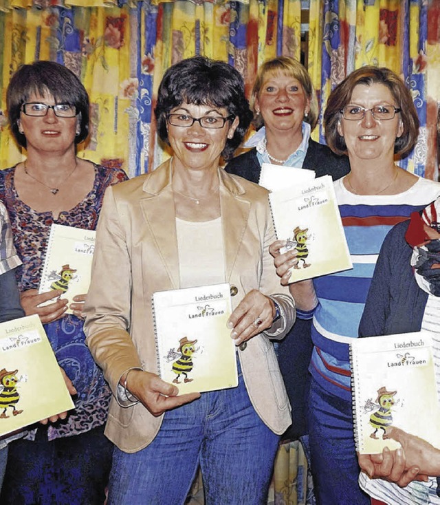 Das Vorstandsteam der Landfrauen Bezir...rfolgreichen Verkauf des Liederbuchs.   | Foto: Freudig