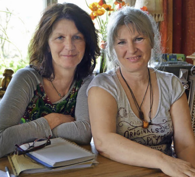 Ulrike Fischer (links) und Karin Semlitsch sind freie Hebammen  | Foto: Carmen Flsch