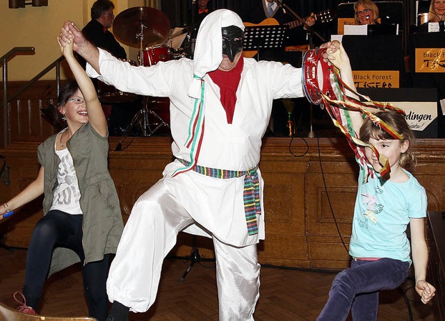 Oscar Guidone tanzt als Pulcinella mit Kindern  | Foto: Dagmar Barber