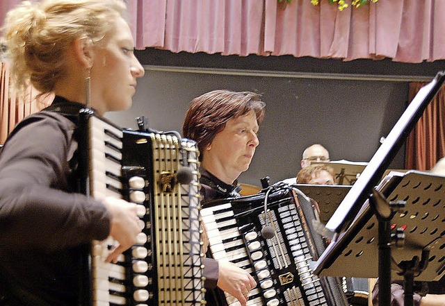 Das Harmonika-Orchester (linkes Bild) ...) harmonisieren musikalisch sehr gut.   | Foto: Hildegard Siebold