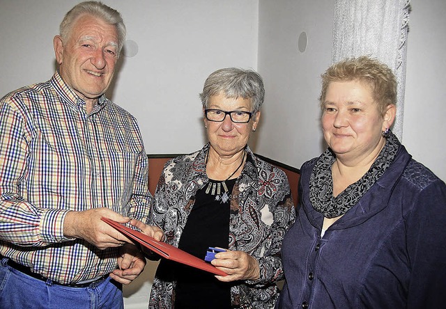 Bruno Sahner und Doris Radtke (rechts)...ied des SPD-Ortsvereins Maulburg ist.   | Foto: Fabry