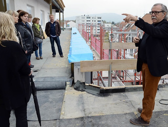 Fingerzeig im 3. Obergeschoss, wo das ...esuchern. Hier kommt kein Balkon hin.   | Foto: Martina Proprenter