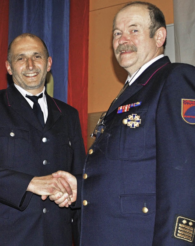 Jrgen Rauer (l.) bergibt das Feuerwe...urgs Stadtbrandmeister Bertold Maier.   | Foto: Robert Ullmann