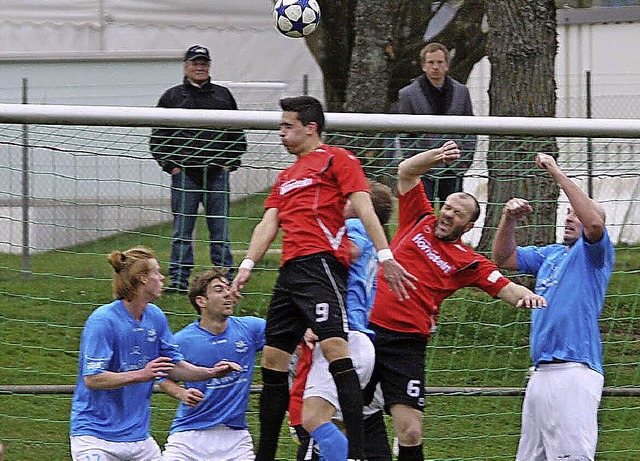 Dicke Luft vor dem Tor der DJK Villing...Stadtderby in der Landesliga mit 3:1.   | Foto: Dieter Reinhardt