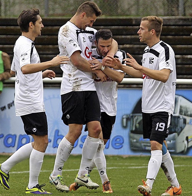 Die Villinger bejubeln das 1:0 durch Benedikt Haibt.   | Foto: Dieter Reinhardt