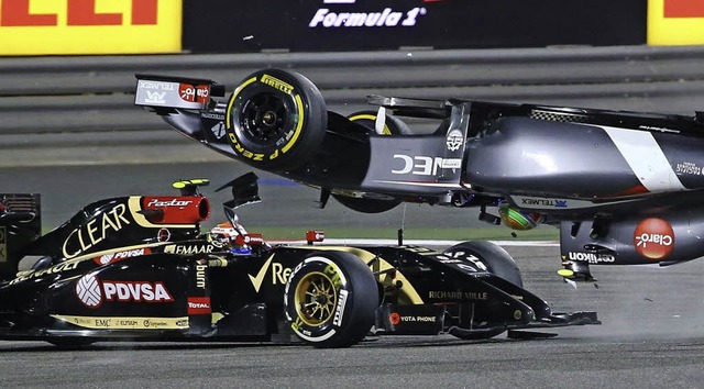 Spektakulrer Zwischenfall: Sauber-Pil...  vor  Lotus-Fahrer Pastor Maldonado.   | Foto: AFP