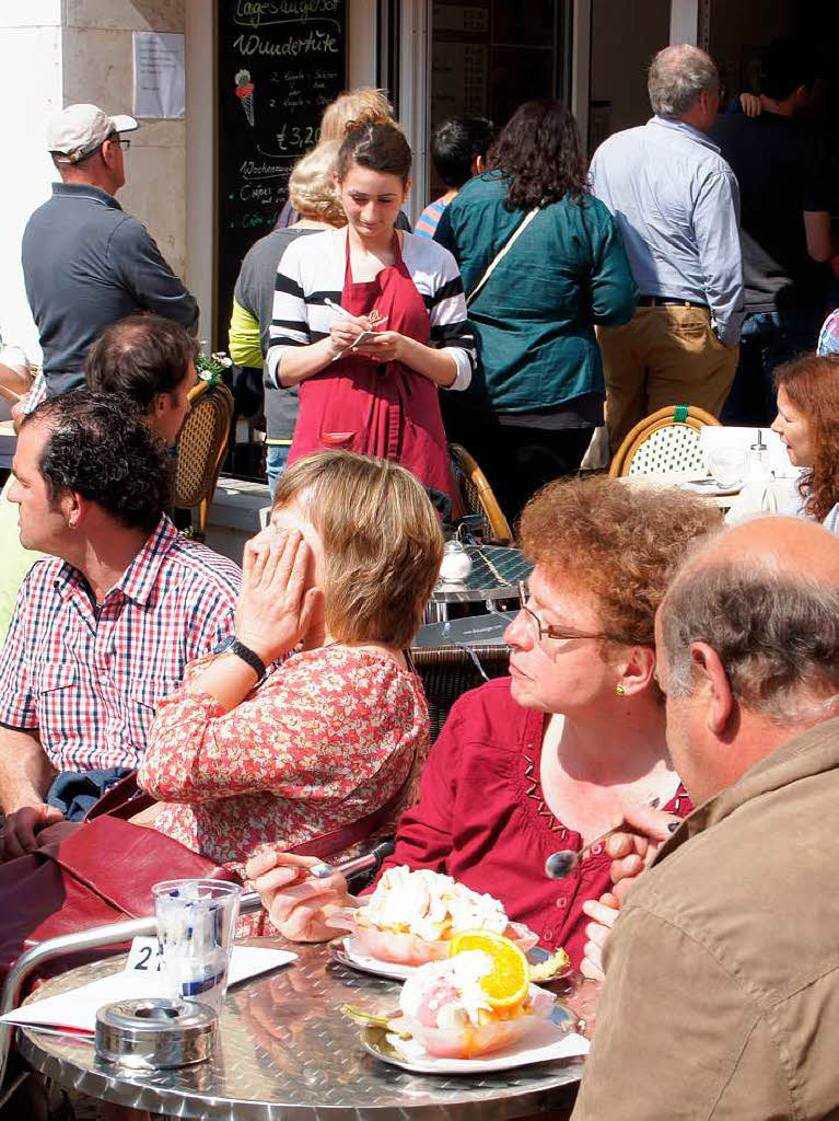 Blhendes Endingen und Antikmarkt: Fr ein leckeres Eis standen die Menschen Schlange und genossen in der Sonne.