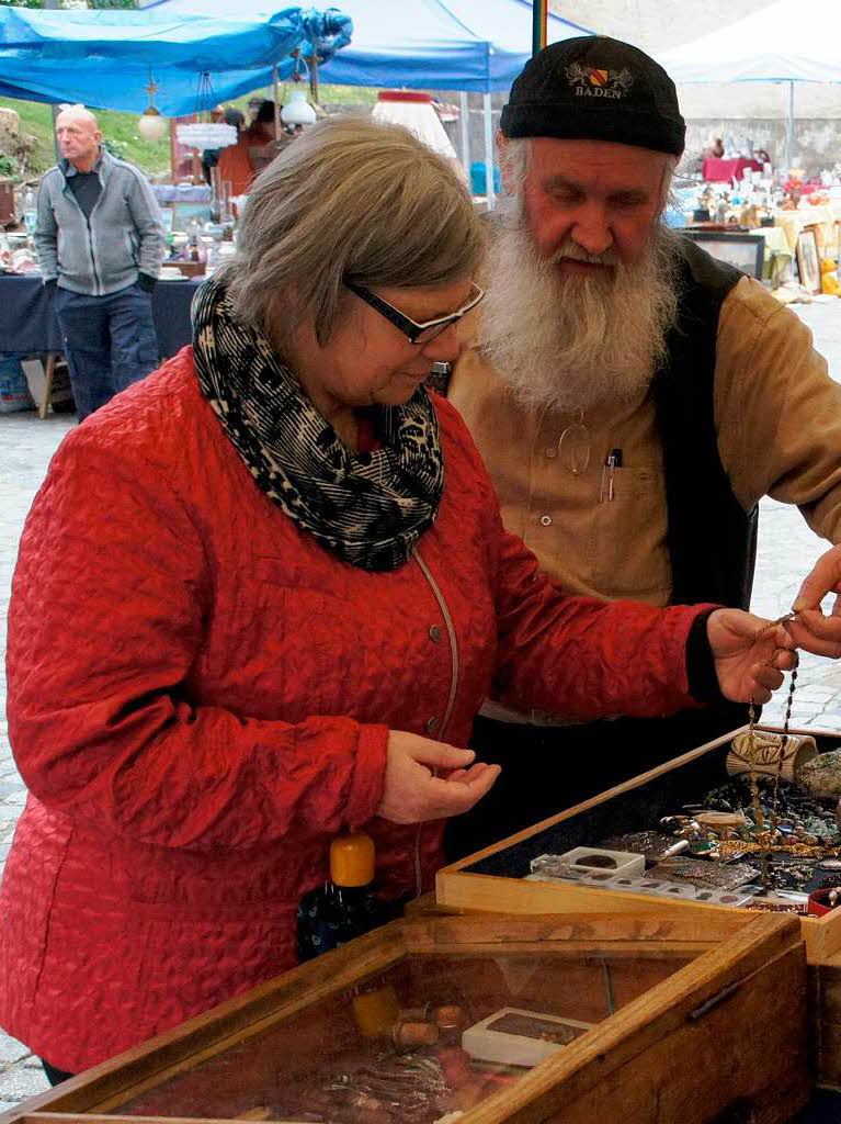 Blhendes Endingen und Antikmarkt: An den Stnden rund um die Wallfahrtskirche gab es manches zu entdecken.