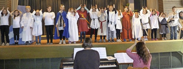 Mit groem Erfolg fhrte der Kindercho...lerischen  Leistungen  das Publikum.    | Foto: Eberhard Gross