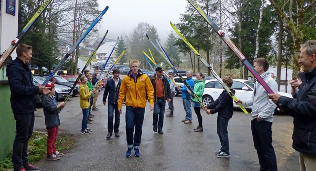 Roman Rees wird mit einem Spalier des Skivereins Schauinsland empfangen  | Foto: Barbara Odrich-Rees