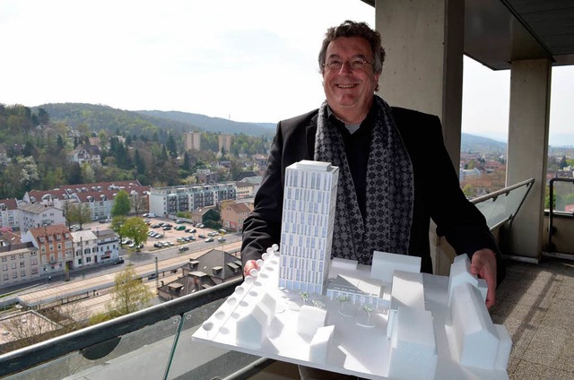 Architekt Peter Klby mit dem Modell d...en Akzent des urbanen Lrrach setzten.  | Foto: Nikolaus Trenz